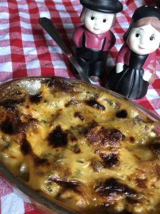 Oeufs brouillés aux champignons et saucisses