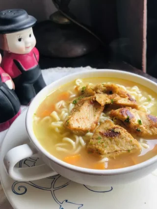 Soupe amish au « poulet » végétal et aux nouilles (vegan)