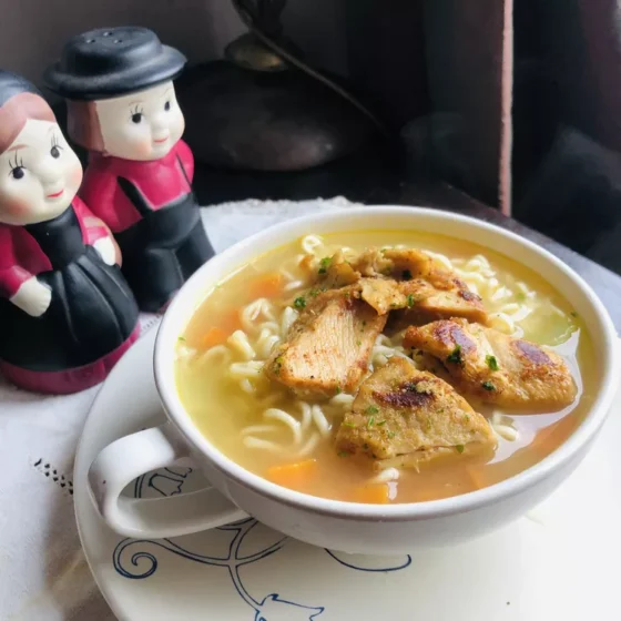 Soupe amish au « poulet » végétal et aux nouilles (vegan)