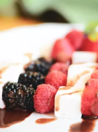 Brochettes de Guimauve et Fruits Rouges