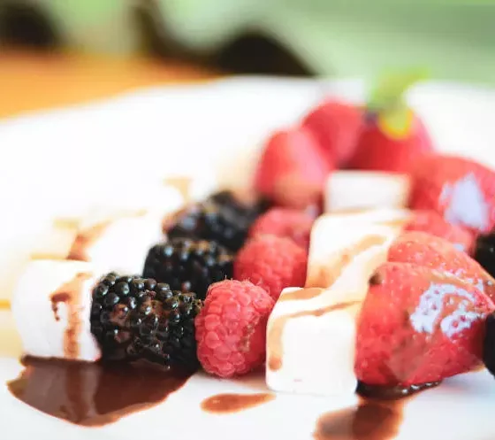 Brochettes de Guimauve et Fruits Rouges