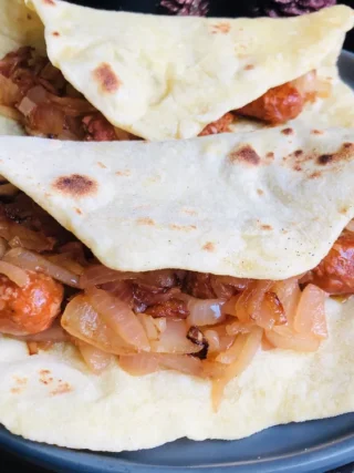 Crêpes de maïs avec saucisse