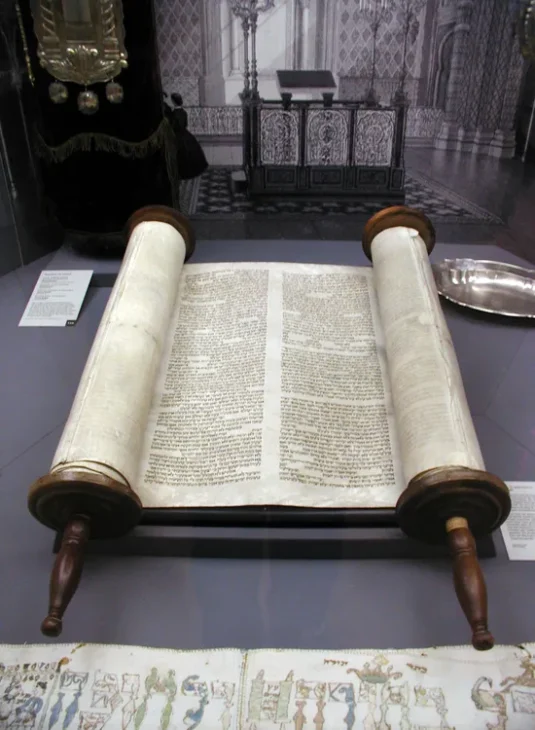 Koln Tora und Innenansicht Synagoge Glockengasse 040