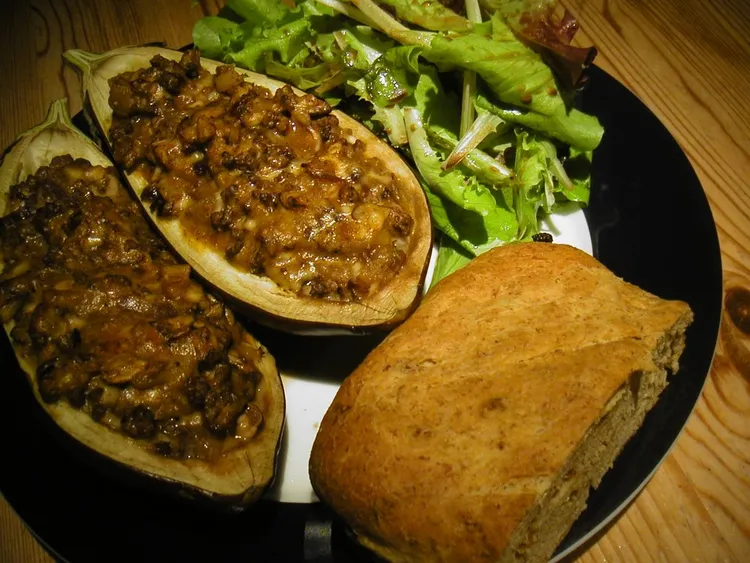 Fyldte auberginer med salat og brod