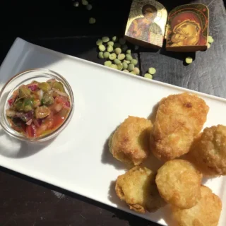 Croquettes de fava et sa sauce aux câpres 15 La gastronomie traditionnelle de Carême dans les différentes églises chrétiennes