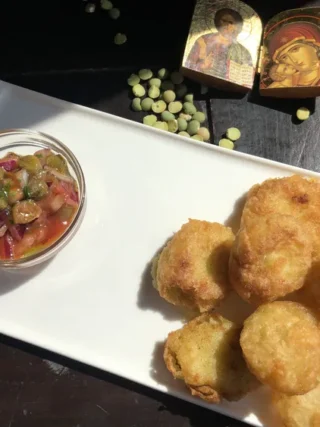 Croquettes de fava et sa sauce aux câpres