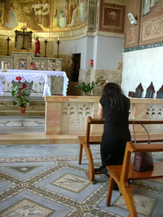 31 Mai Fête de La Visitation 5 REZANDO EN LA IGLESIA result